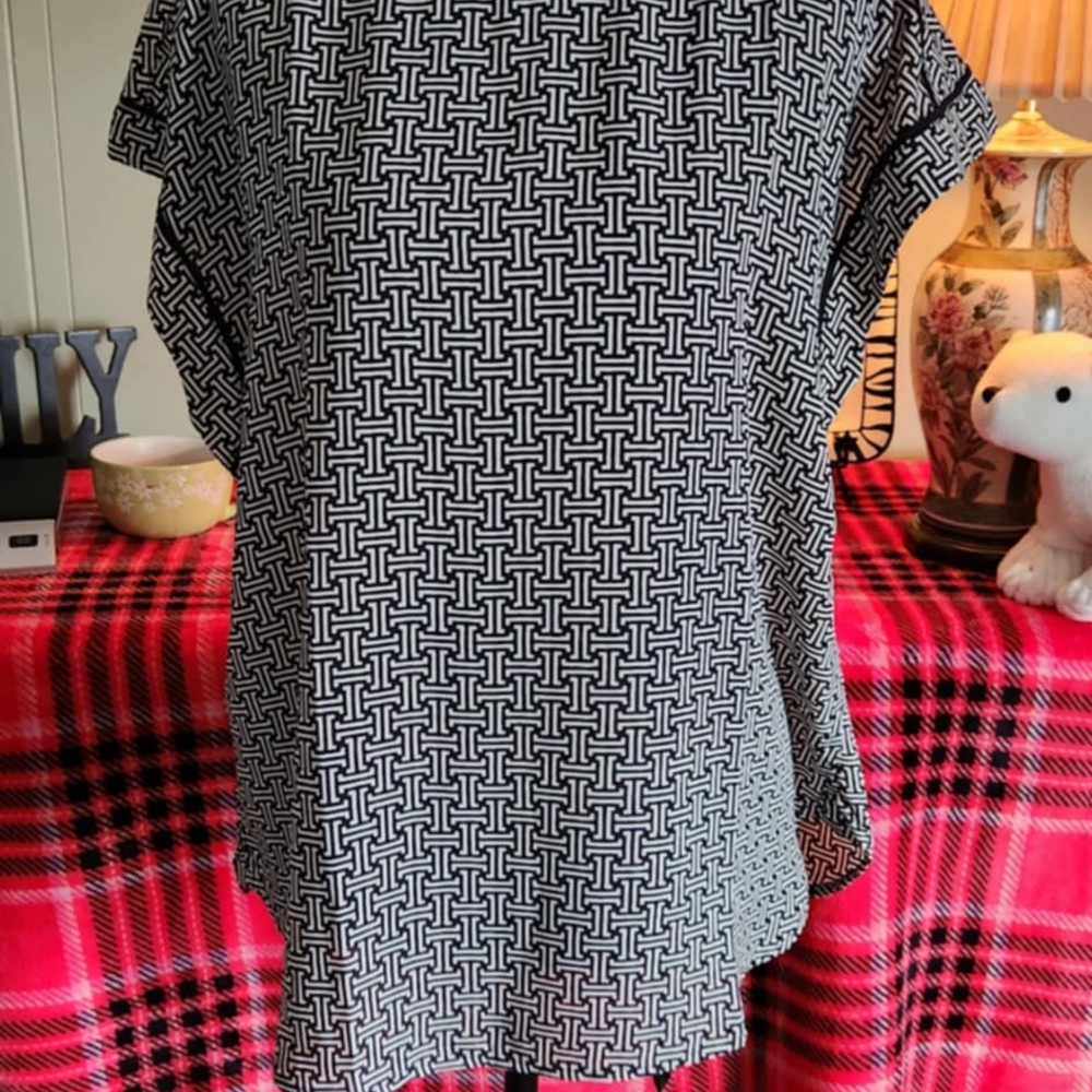 Ann Taylor Black and White Geometric Women's Top Size Large